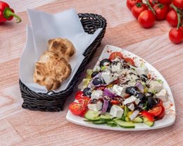 02 SAŁATKA Z SEREM FAVITA